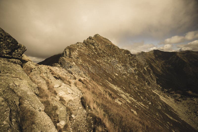 Skalnaté Tatry turistické turistické stezky pod modrou oblohou na Slovensku - vintage retro vzhled