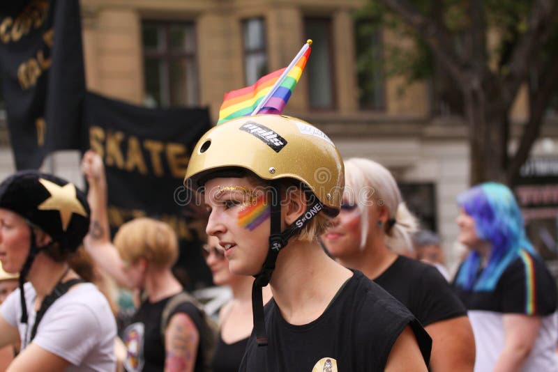 Roczna dumy parada LGBT Wrażenia od homoseksualnego i lesbians uczestniczy w Homoseksualnej dumy paradzie z tęczy flaga i koloram zdjęcie stock Roczna dumy parada LGBT Wrażenia od homoseksualnego i lesbians uczestniczy w Homoseksualnej dumy paradzie z tęczy flaga i koloram zdjęcie stock