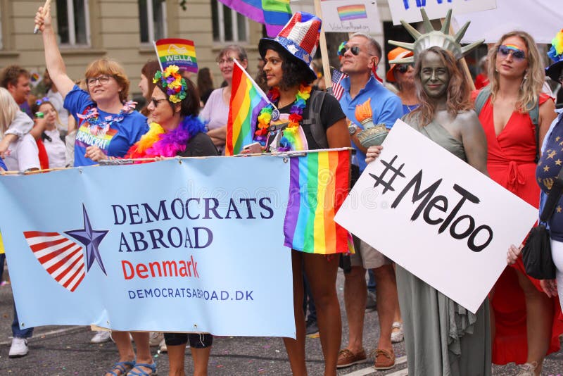 Roczna dumy parada LGBT Wrażenia od homoseksualnego i lesbians uczestniczy w Homoseksualnej dumy paradzie z tęczy flaga i koloram zdjęcia stock Roczna dumy parada LGBT Wrażenia od homoseksualnego i lesbians uczestniczy w Homoseksualnej dumy paradzie z tęczy flaga i koloram zdjęcia stock