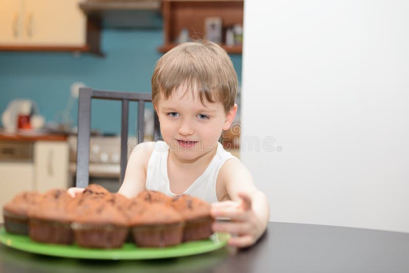 4 roczniaka chłopiec dojechanie dla czekoladowego torta