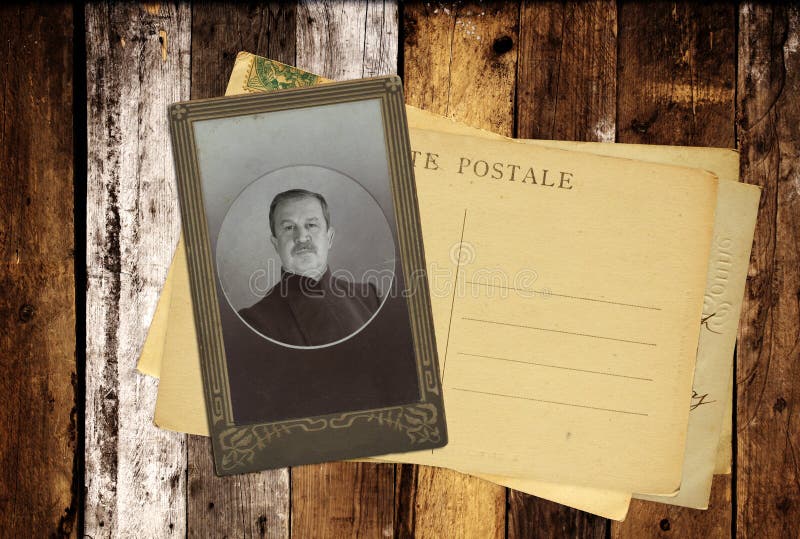 Rocznik pocztówki i retro fotografia na starych drewnianych deskach zdjęcie royalty free Rocznik pocztówki i retro fotografia na starych drewnianych deskach zdjęcie royalty free