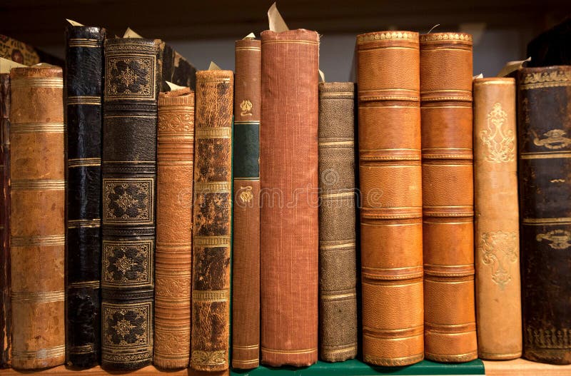 Rocznik półka na książki z dużo rezerwuje w rzemiennych pokrywach, drukowanych przy xix wiek i przedtem Wiedzy tło