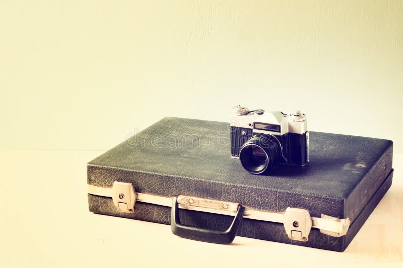 Rocznik stara teczka i stara kamera retro filtrujący projekt fotografia stock Rocznik stara teczka i stara kamera retro filtrujący projekt fotografia stock