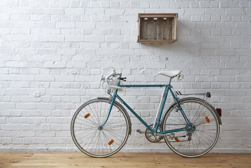 Rocznika bicykl w whitebrick studiu obrazy stock Rocznika bicykl w whitebrick studiu obrazy stock