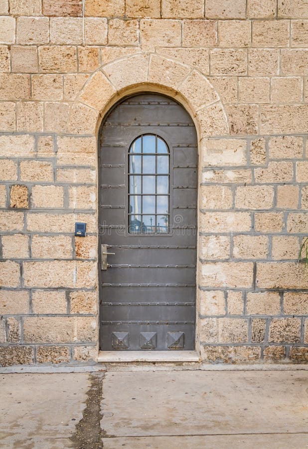 Rocznika drzwi z metali paskami, nity i zakazujący okno, Stella Maris monaster w Haifa obraz stock Rocznika drzwi z metali paskami, nity i zakazujący okno, Stella Maris monaster w Haifa obraz stock
