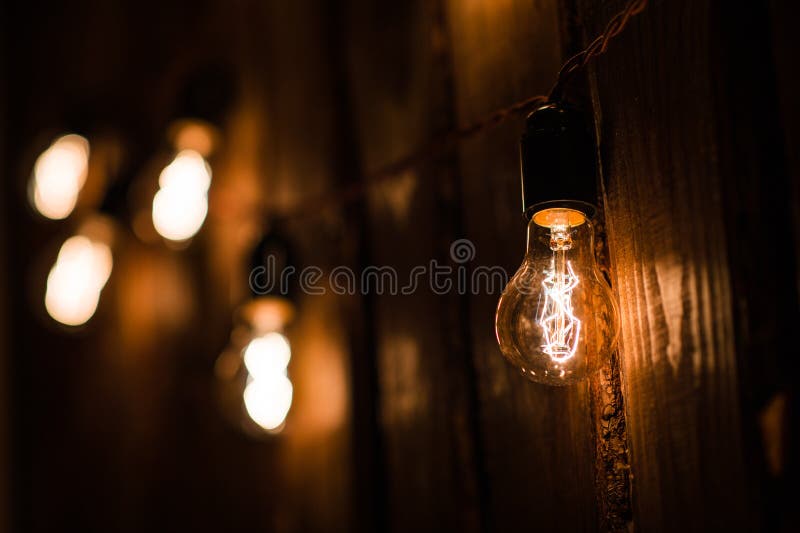 Rocznika Edison płonący typ żarówka na drewnianej ścianie