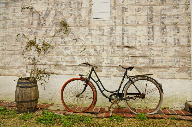 Rocznika Francuski bicykl i wino baryłka