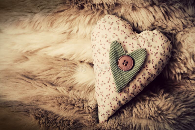 Rocznika handmade pluszowy serce na miękkiej koc obrazy stock