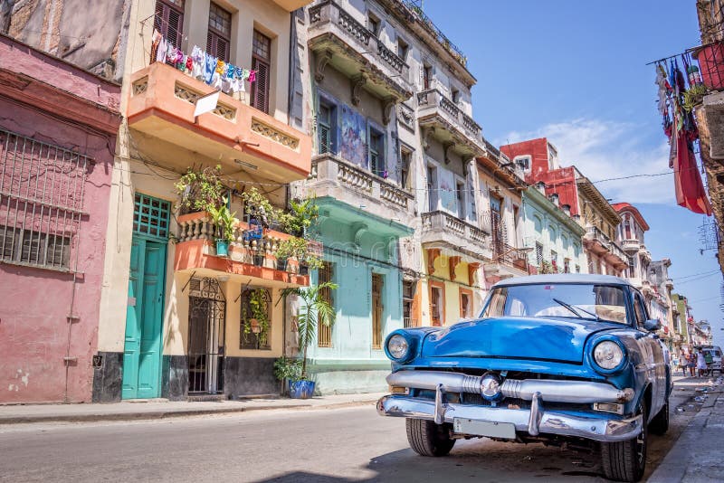 Rocznika klasyczny amerykański samochód w Hawańskim Kuba
