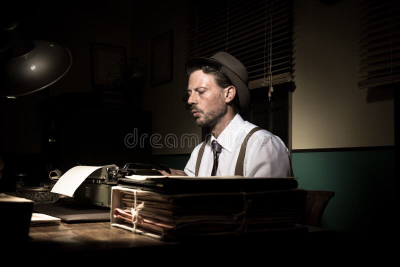 Rocznika reporter pracuje póżno przy nocą obraz royalty free Rocznika reporter pracuje póżno przy nocą obraz royalty free