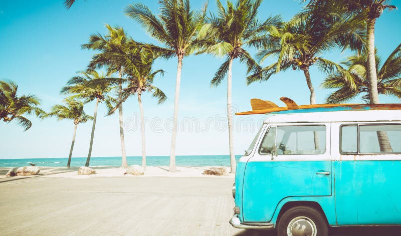 Rocznika samochód parkujący na tropikalnej plaży
