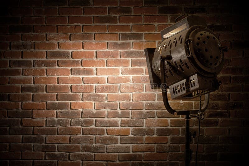 Rocznika teatr, filmu punktu światło/skupialiśmy się na ściana z cegieł tle obraz royalty free Rocznika teatr, filmu punktu światło/skupialiśmy się na ściana z cegieł tle obraz royalty free