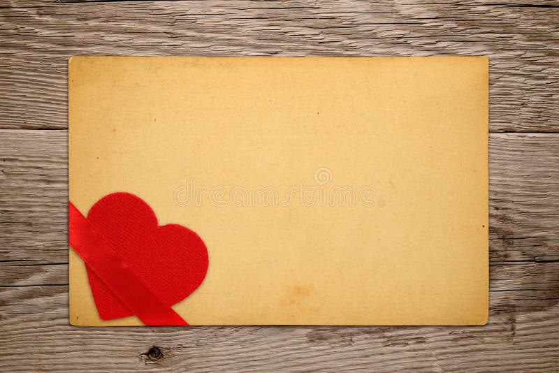 Rocznika valentine karta z czerwonym sercem obraz stock