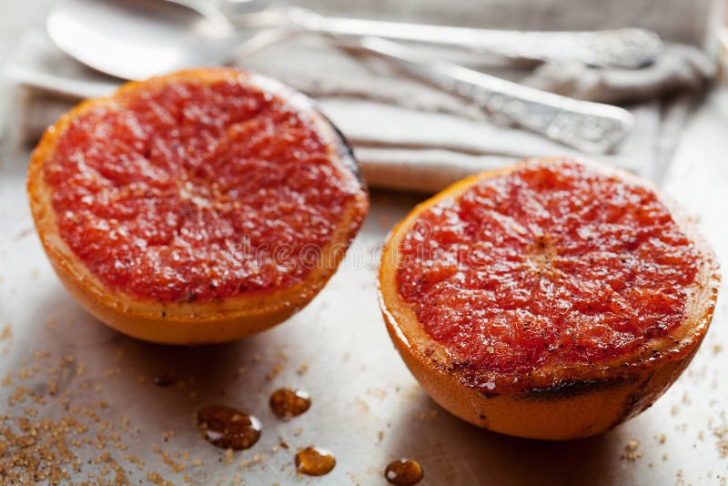 Rocznika wizerunek podpiekający grapefruitowy z brown cukierem i cynamonem na metal powierzchni, zdrowy deser jest dobry dla śnia obraz royalty free Rocznika wizerunek podpiekający grapefruitowy z brown cukierem i cynamonem na metal powierzchni, zdrowy deser jest dobry dla śnia obraz royalty free