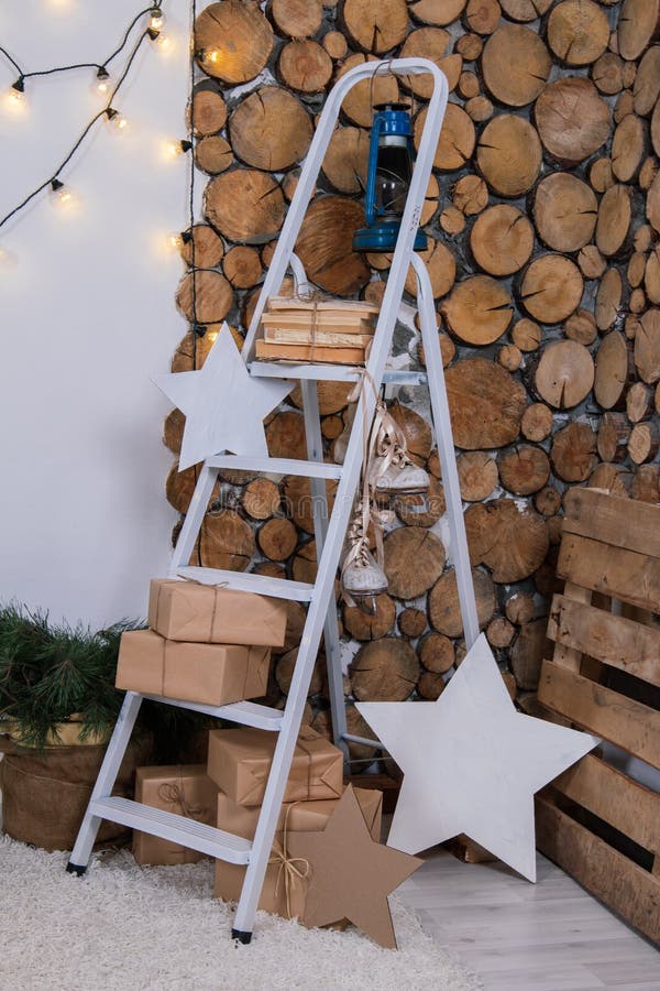 Rocznika wnętrze fotografii studio z starymi walizki, stepladder, książki i lampiony i, fotografia stock Rocznika wnętrze fotografii studio z starymi walizki, stepladder, książki i lampiony i, fotografia stock