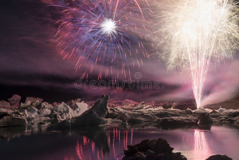 Roczny fajerwerku przedstawienie wśród gór lodowa przy Lodową laguną Jokulsarlon, Iceland