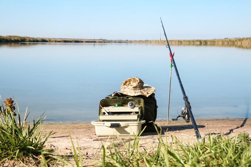 Rod e fundamentos da pesca no beira-rio foto de stock royalty free Rod e fundamentos da pesca no beira-rio foto de stock royalty free