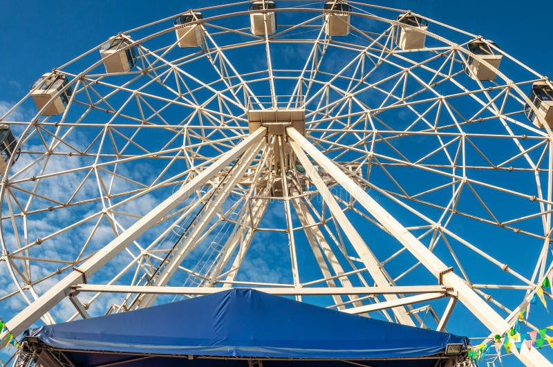Roda de Ferris na feira contra o céu azul fotos de stock Roda de Ferris na feira contra o céu azul fotos de stock