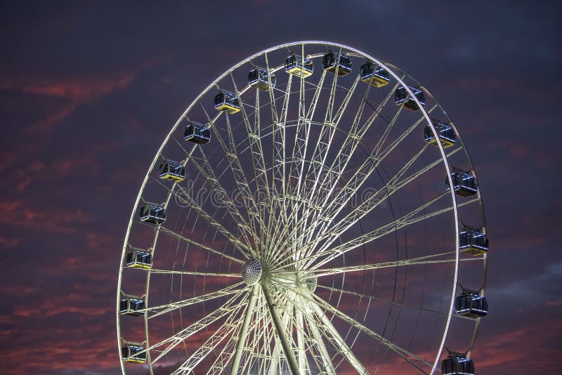Roda Ferris iluminada com um céu colorido lindo na hora mágica imagem de stock Roda Ferris iluminada com um céu colorido lindo na hora mágica imagem de stock