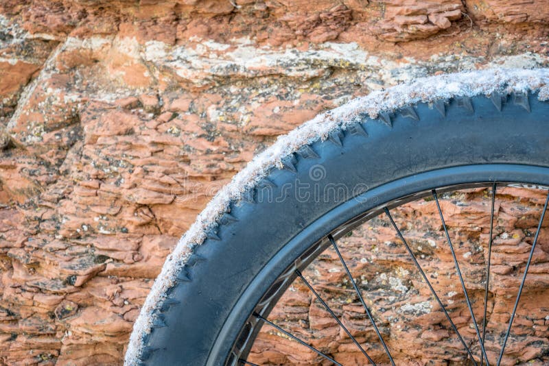 Roda de fat bike contra arenito foto de stock royalty free