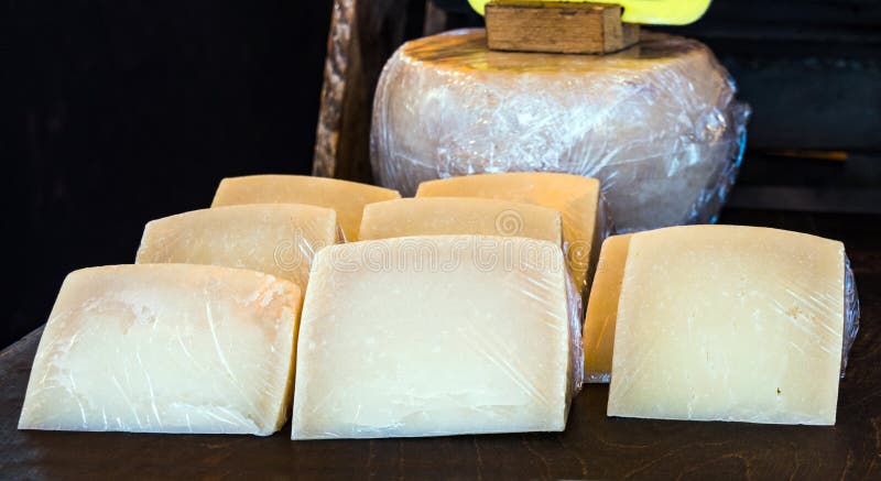 Roda saudável deliciosa fresca do queijo, com diversas fatias do queijo no primeiro plano e no fundo escuro imagem de stock Roda saudável deliciosa fresca do queijo, com diversas fatias do queijo no primeiro plano e no fundo escuro imagem de stock