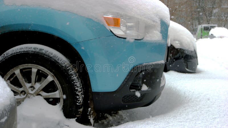 Rodas de carro coladas na tração da neve fotografia de stock royalty free Rodas de carro coladas na tração da neve fotografia de stock royalty free