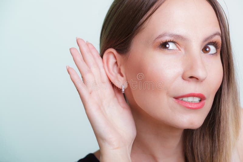 Roddelmeisje die met hand aan oor afluisteren stock foto's Roddelmeisje die met hand aan oor afluisteren stock foto's