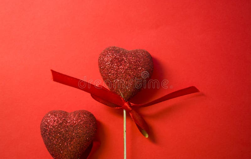 Rode achtergrond St de Dag van de valentijnskaart ` s Rode harten in lovertjes en met bogen Liefde romanticism De plaats voor een royalty-vrije stock foto Rode achtergrond St de Dag van de valentijnskaart ` s Rode harten in lovertjes en met bogen Liefde romanticism De plaats voor een royalty-vrije stock foto