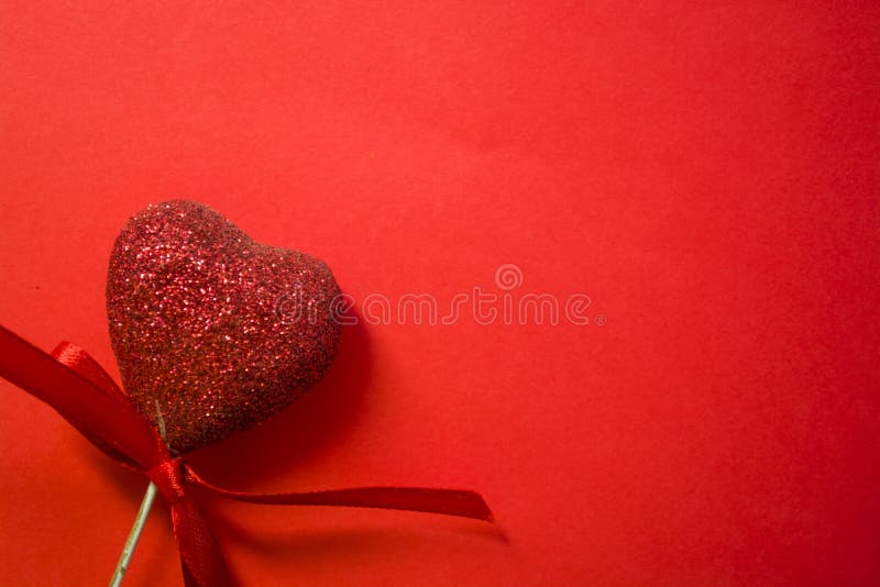 Rode achtergrond St de Dag van de valentijnskaart ` s Rode harten in lovertjes en met bogen Liefde romanticism De plaats voor een royalty-vrije stock afbeelding Rode achtergrond St de Dag van de valentijnskaart ` s Rode harten in lovertjes en met bogen Liefde romanticism De plaats voor een royalty-vrije stock afbeelding