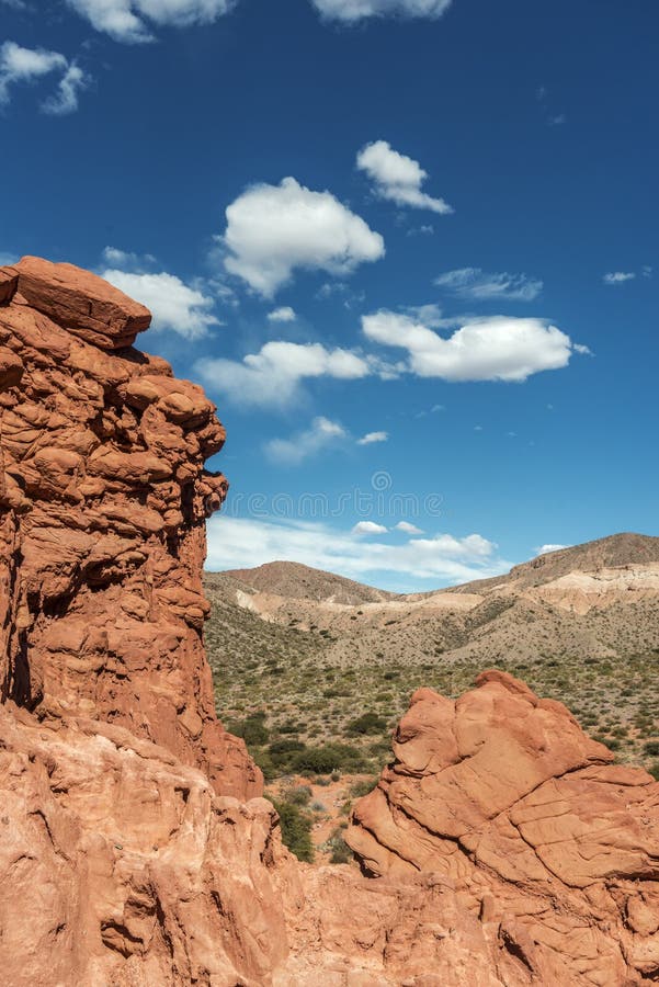 Rode berg in de woestijn royalty-vrije stock afbeeldingen