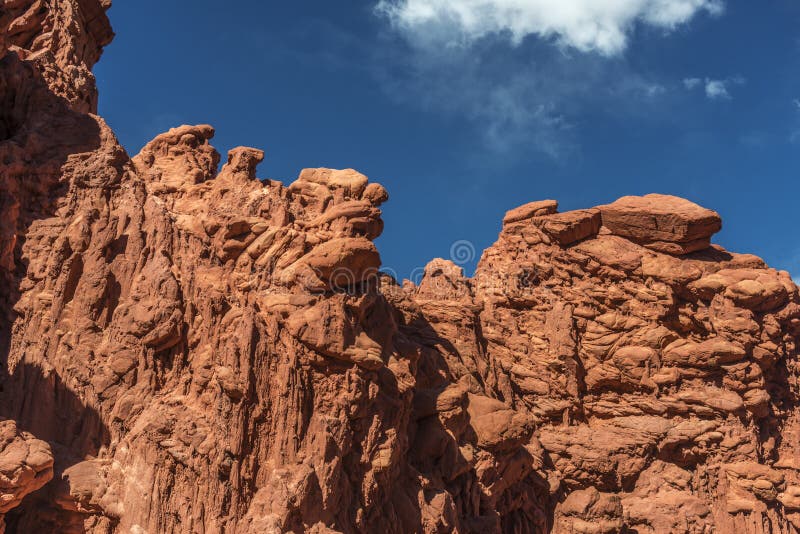 Rode berg in de woestijn royalty-vrije stock afbeelding