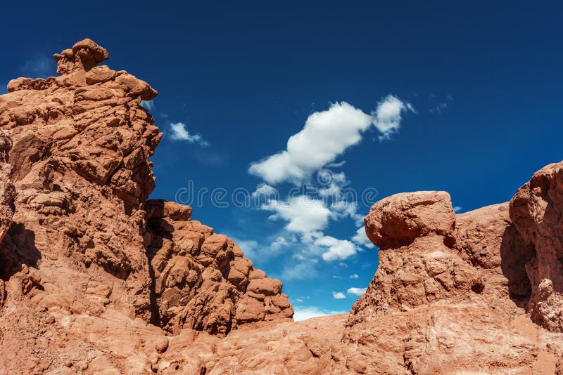 Rode berg in de woestijn royalty-vrije stock foto's