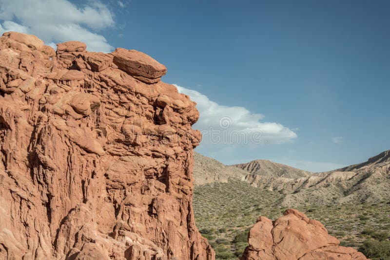 Rode berg in de woestijn royalty-vrije stock foto's