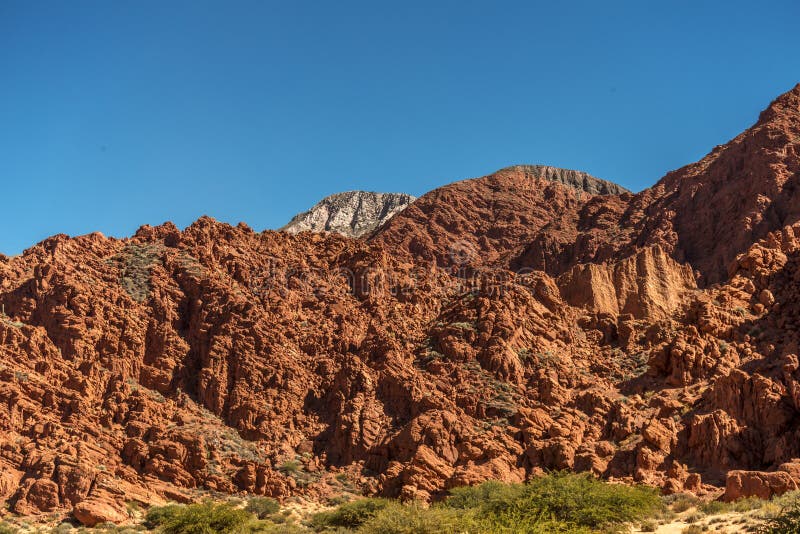 Rode berg in de woestijn stock foto