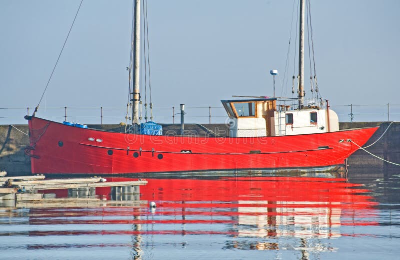 onder Fauteuil burgemeester Rode Boot Met Witte Stuurhut in Haven. Stock Foto - Image of oceaan, schip:  22056836