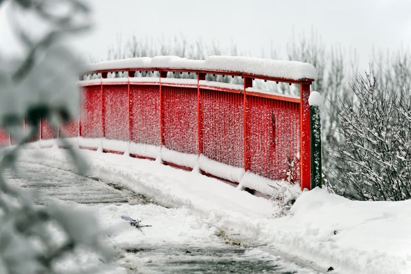 Rode brug in de sneeuw stock fotografie Rode brug in de sneeuw stock fotografie