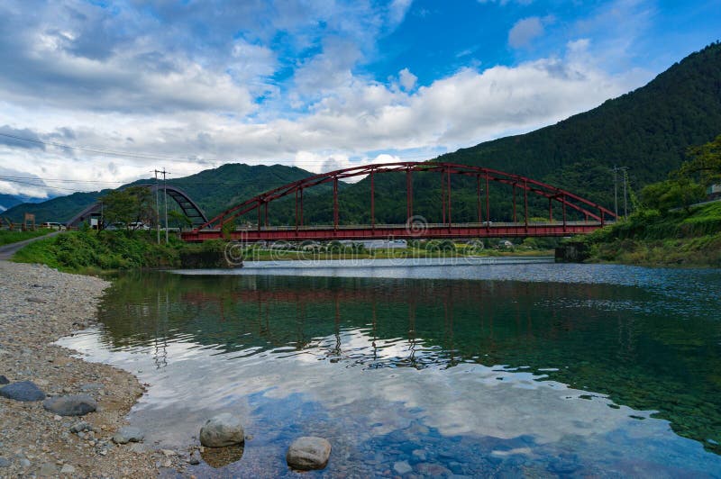 Rode brug over Kiso-rivier, Japan royalty-vrije stock foto Rode brug over Kiso-rivier, Japan royalty-vrije stock foto