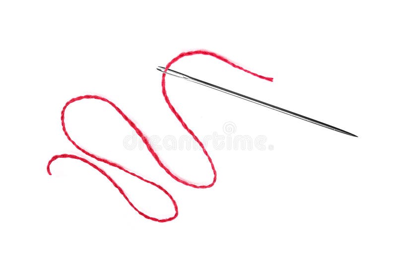 Rode draad en naald die op wit wordt geïsoleerdd