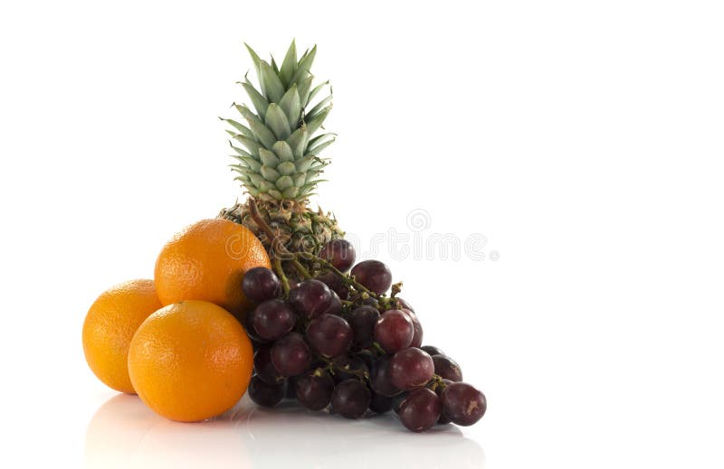 Rode druivensinaasappelen en ananas royalty-vrije stock foto's Rode druivensinaasappelen en ananas royalty-vrije stock foto's