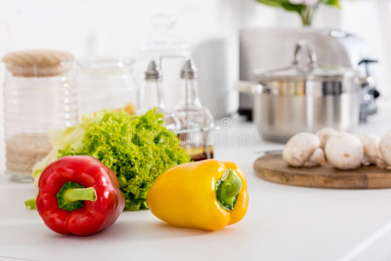 rode en gele groene paprika's en groene sla royalty-vrije stock fotografie rode en gele groene paprika's en groene sla royalty-vrije stock fotografie