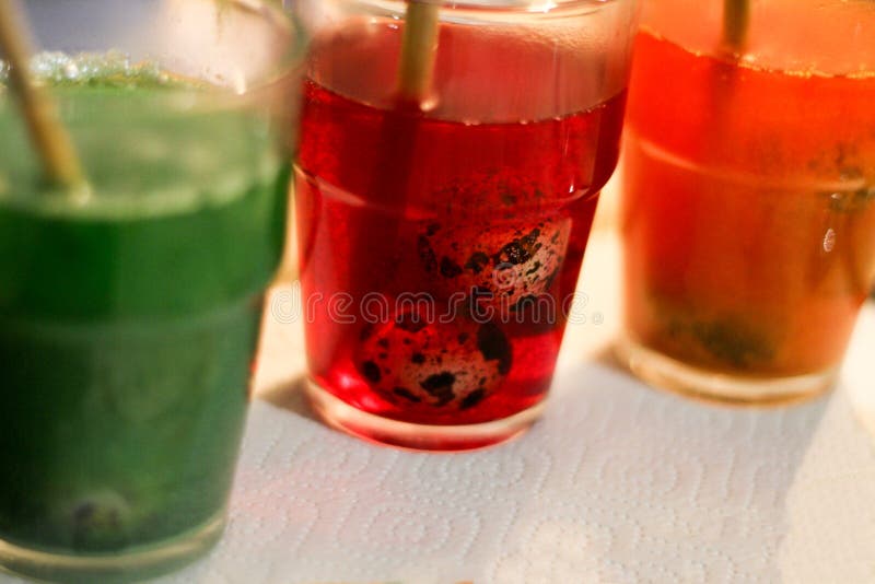 Rode, groene en oranje verf in een glas voor het schilderen van eieren vakantie van grote Pasen stock foto's Rode, groene en oranje verf in een glas voor het schilderen van eieren vakantie van grote Pasen stock foto's