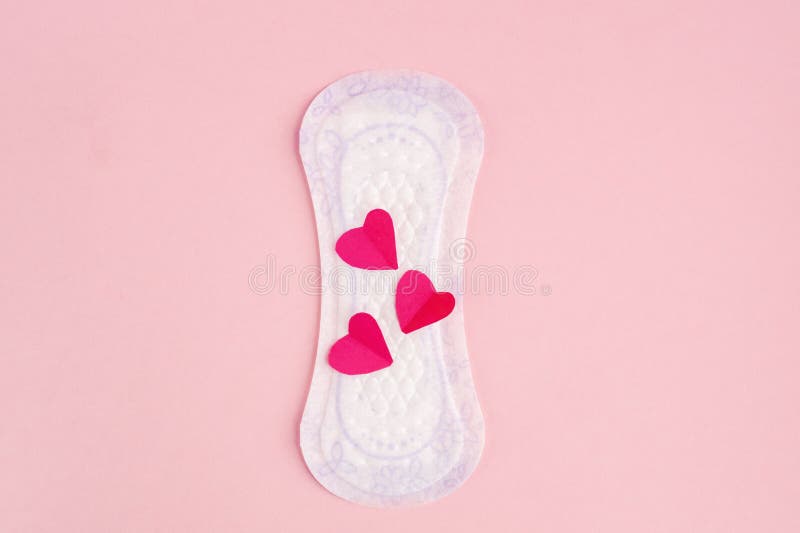 Rode harten en dagelijks, menstrueel vrouwenstootkussen voor hygiëne of bloedperiode op roze achtergrond royalty-vrije stock afbeelding Rode harten en dagelijks, menstrueel vrouwenstootkussen voor hygiëne of bloedperiode op roze achtergrond royalty-vrije stock afbeelding