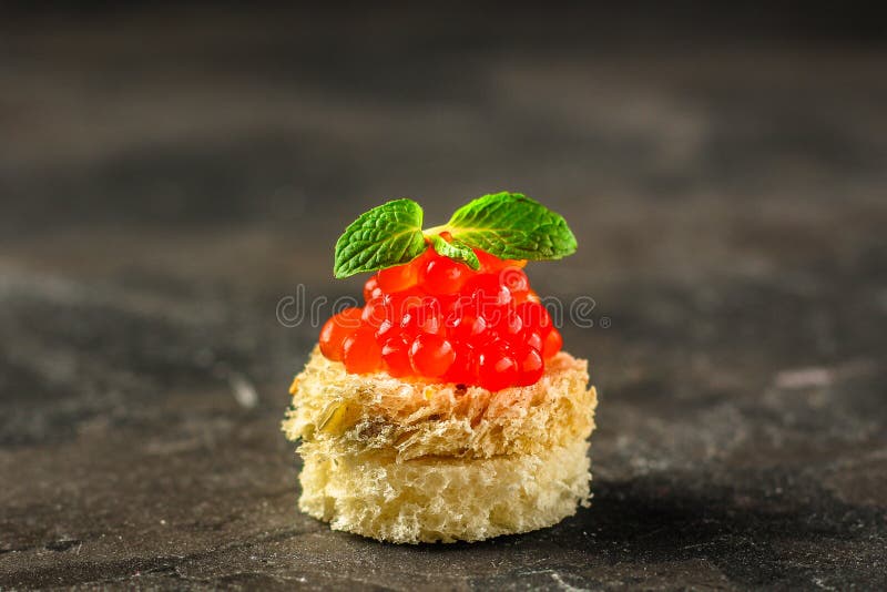 Rode kaviaar canape of sandwich met de rode vissen van de snackzalm, zeevruchten De achtergrond van het voedsel Hoogste mening royalty-vrije stock afbeelding Rode kaviaar canape of sandwich met de rode vissen van de snackzalm, zeevruchten De achtergrond van het voedsel Hoogste mening royalty-vrije stock afbeelding