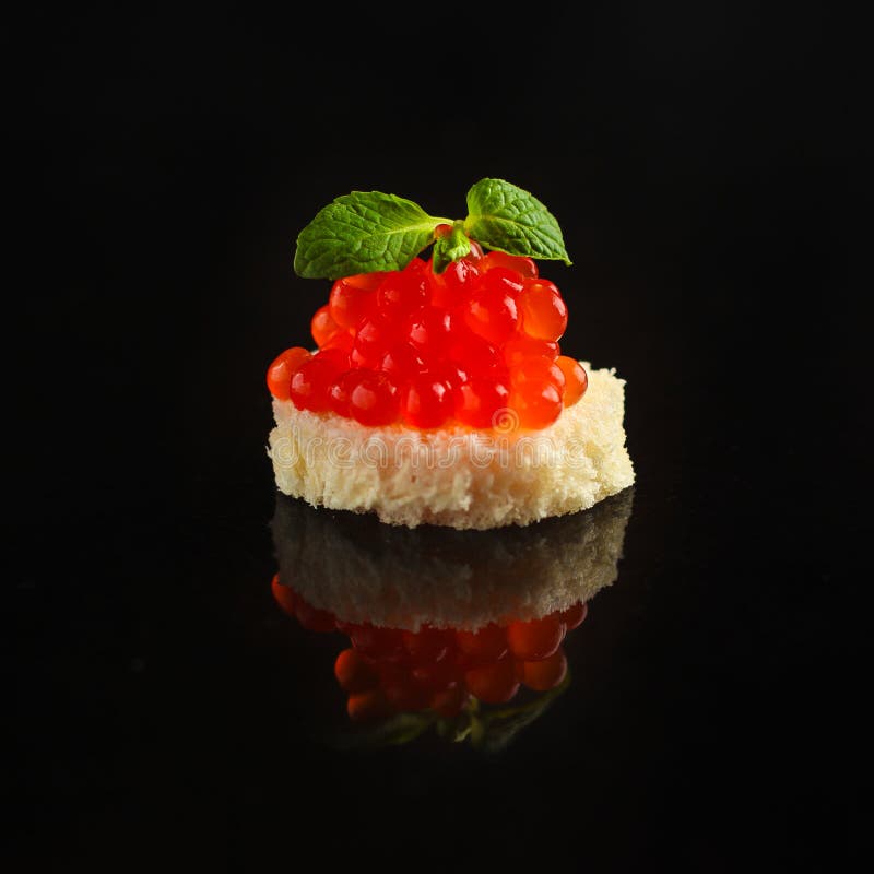 Rode kaviaar canape of sandwich met de rode vissen van de snackzalm, zeevruchten De achtergrond van het voedsel Hoogste mening royalty-vrije stock foto's Rode kaviaar canape of sandwich met de rode vissen van de snackzalm, zeevruchten De achtergrond van het voedsel Hoogste mening royalty-vrije stock foto's