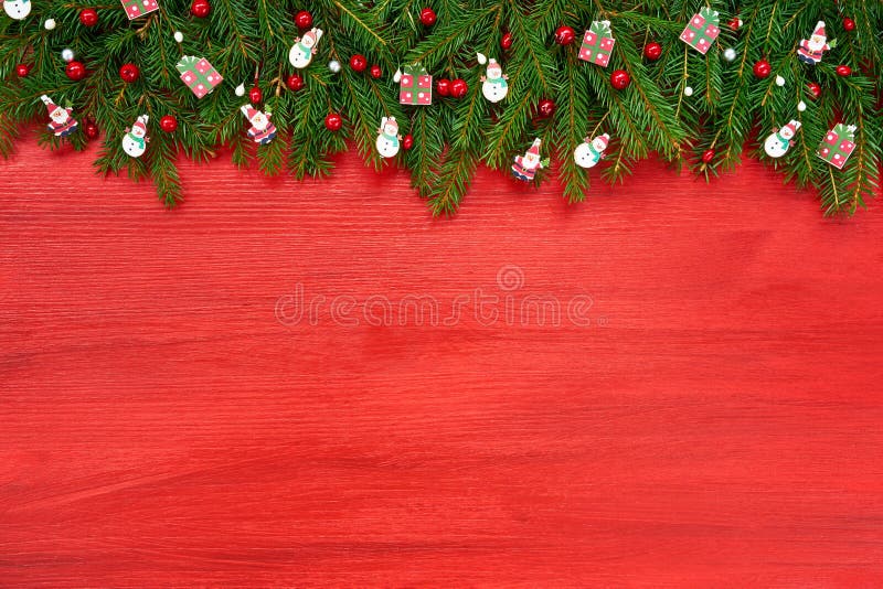 Rode Kerstmisachtergrond Kerstmisspar met decoratie op rode houten achtergrond royalty-vrije stock fotografie Rode Kerstmisachtergrond Kerstmisspar met decoratie op rode houten achtergrond royalty-vrije stock fotografie