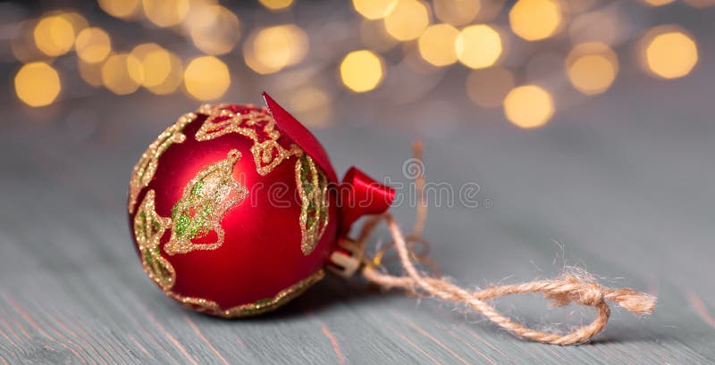 Rode Kerstmisbal op lichte abstracte achtergrond De Kerstman op een slee Zachte nadruk stock fotografie Rode Kerstmisbal op lichte abstracte achtergrond De Kerstman op een slee Zachte nadruk stock fotografie