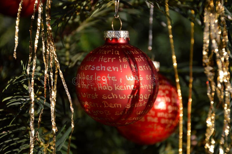 Rode Kerstmisballen met het gouden van letters voorzien stock afbeeldingen Rode Kerstmisballen met het gouden van letters voorzien stock afbeeldingen