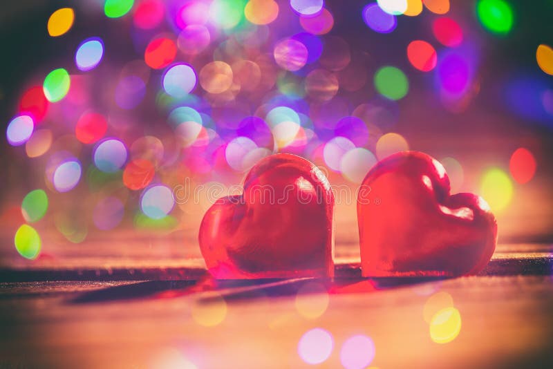 Rode kleine decoratieve harten op houten achtergrond met verbazende bokeh lichten Liefde of romantisch Valentine-dagconcept geste royalty-vrije stock foto's Rode kleine decoratieve harten op houten achtergrond met verbazende bokeh lichten Liefde of romantisch Valentine-dagconcept geste royalty-vrije stock foto's