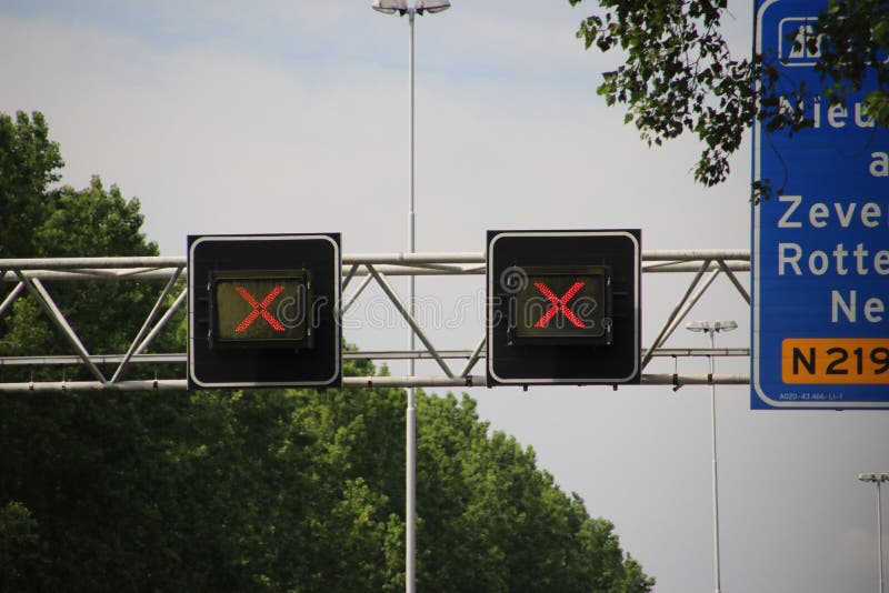 Rode kruisen boven gesloten drijfdiestegen op Weg A20 bij het hol IJssel van Nieuwerkerk aan, voor onderhoud worden gesloten royalty-vrije stock afbeelding Rode kruisen boven gesloten drijfdiestegen op Weg A20 bij het hol IJssel van Nieuwerkerk aan, voor onderhoud worden gesloten royalty-vrije stock afbeelding