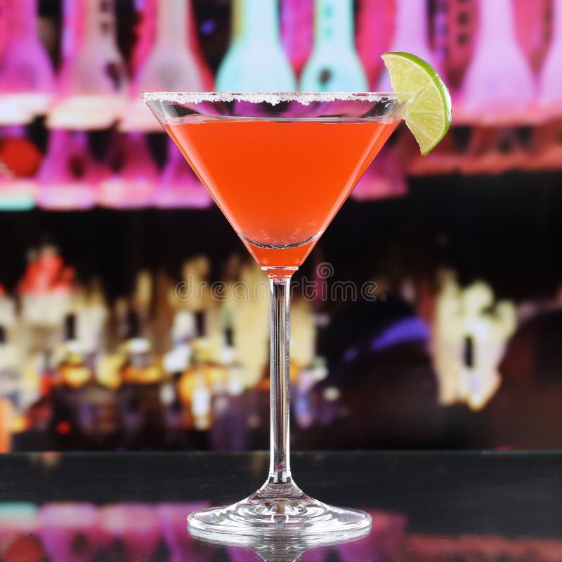 Rode Martini-Cocktaildrank in een bar of een disco stock afbeelding Rode Martini-Cocktaildrank in een bar of een disco stock afbeelding